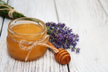 Bal ve lavanta çiçekleri