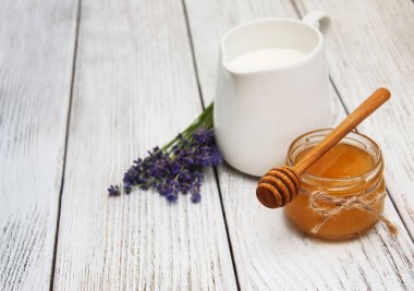 Bal ve lavanta çiçekleri