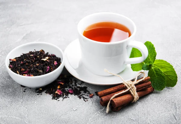 Kopp te med mynta och kanel — Stockfoto