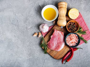 baharat ve otlar ile taze çiğ domuz pirzolası