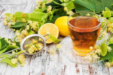 Bir fincan ıhlamur çiçekli bitki çayı.