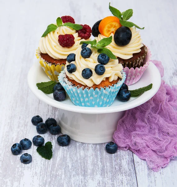 Cupcakes with fresh berries — Stock Photo, Image