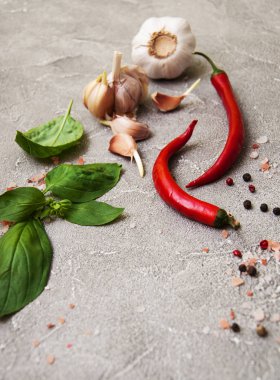 Biber, sarımsak ve yeşil fesleğen