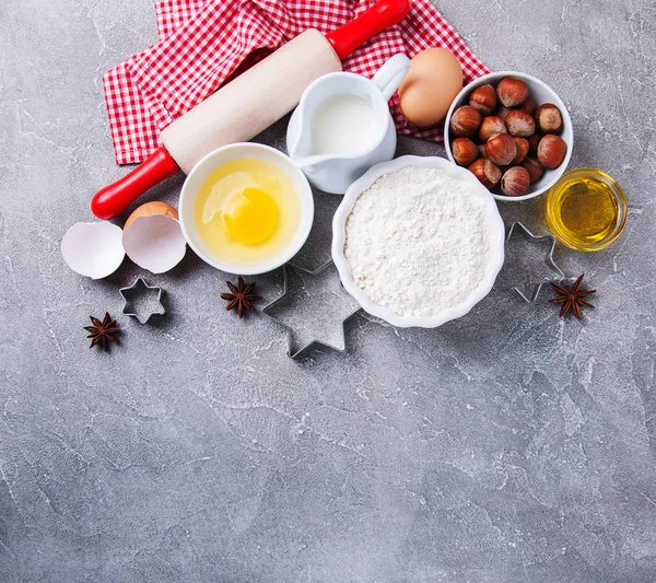 Keukentafel met bakken ingrediënten — Stockfoto