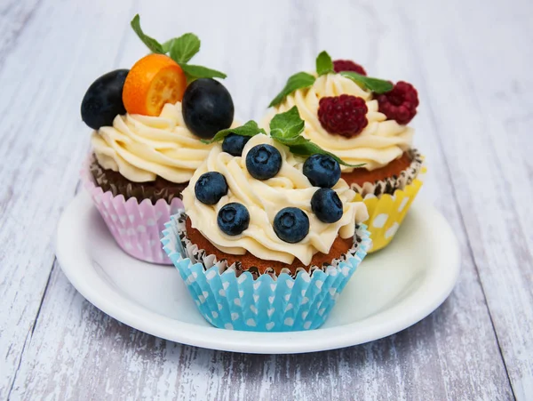 Cupcakes with fresh berries — Stock Photo, Image