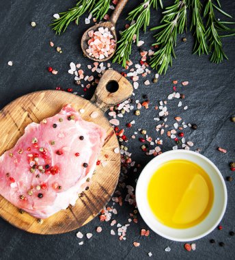 baharat ve otlar ile taze çiğ domuz pirzolası