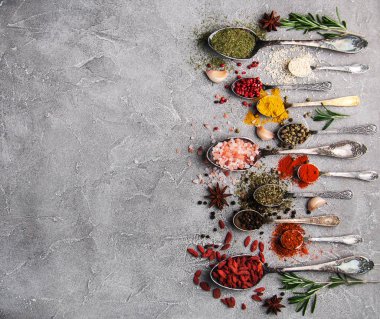 Farklı tür bir vintage kaşık içinde baharatlar