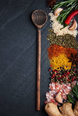 Değişik baharat siyah bir zemin üzerine bir