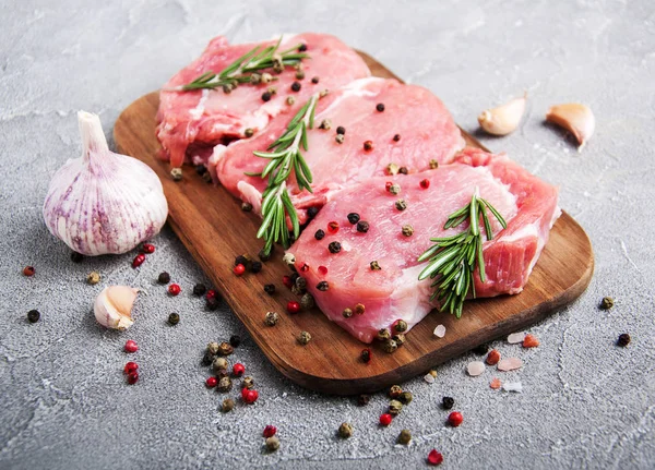 baharat ve otlar ile taze çiğ domuz pirzolası