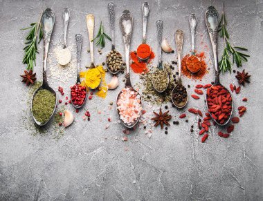 Farklı tür bir vintage kaşık içinde baharatlar