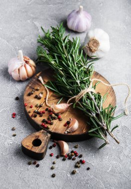 Vintage bir ahşap tahta üzerinde taze biberiye