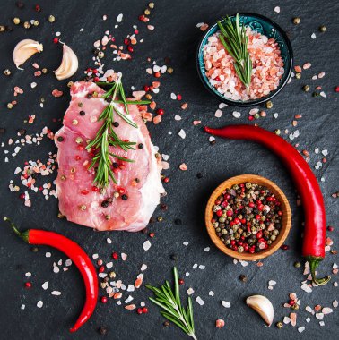 baharat ve otlar ile taze çiğ domuz pirzolası