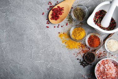 Farklı tür bir kase içinde baharatlar