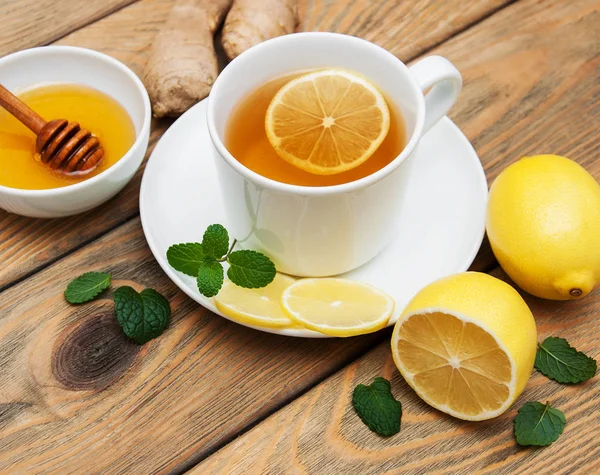 Xícara de chá com limão e gengibre — Fotografia de Stock