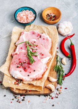 baharat ve otlar ile taze çiğ domuz pirzolası