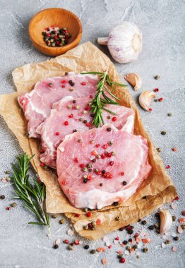 baharat ve otlar ile taze çiğ domuz pirzolası