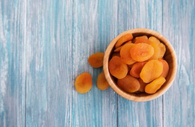 bir masaya Kuru Kayısı