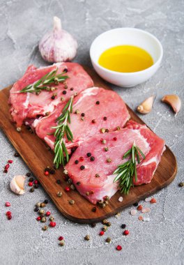 baharat ve otlar ile taze çiğ domuz pirzolası