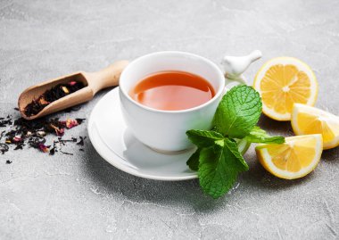 Limonlu ve naneli çay.