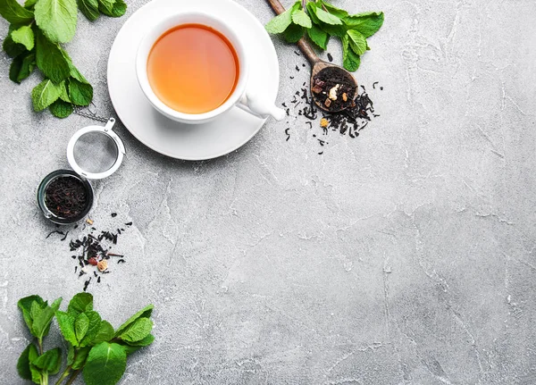 Schwarzer Tee mit Minze — Stockfoto