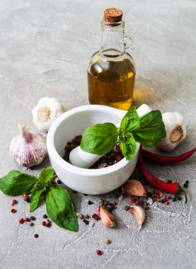 Şişe zeytinyağı ve baharat ile