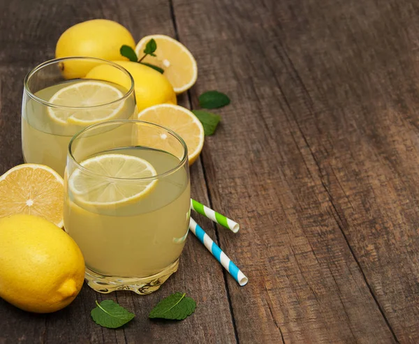 Vasos de jugo de limón — Foto de Stock