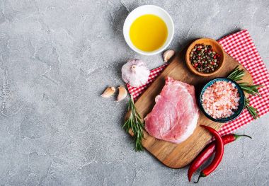 baharat ve otlar ile taze çiğ domuz pirzolası