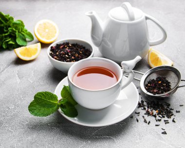 Limonlu ve naneli çay.