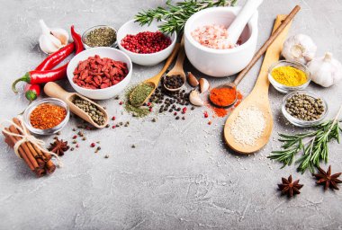 Farklı tür bir kase içinde baharatlar