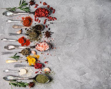 Farklı tür bir vintage kaşık içinde baharatlar