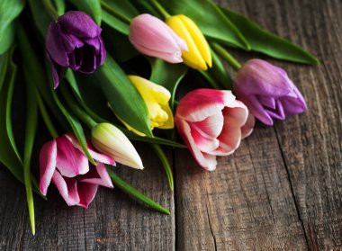 Bahar lale çiçekleri Beyaz ahşap zemin üzerinde