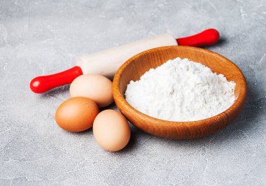 Fırın malzemeleri - un, yumurta ve PIN