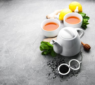 Limonlu ve naneli çay. 