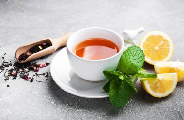 Limonlu ve naneli çay.