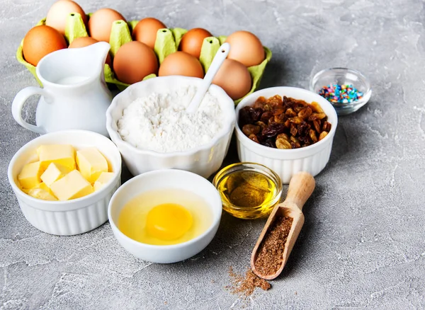 Keukentafel met bakken ingrediënten — Stockfoto