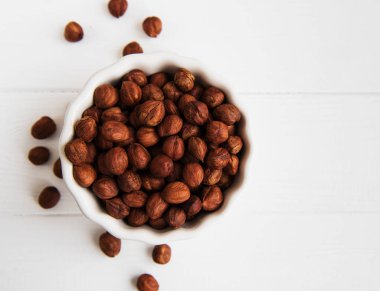 Bir tablo üzerinde kavrulmuş fındık