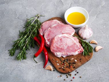 baharat ve otlar ile taze çiğ domuz pirzolası