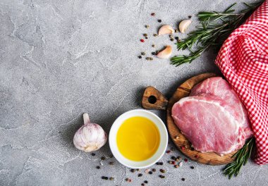 baharat ve otlar ile taze çiğ domuz pirzolası