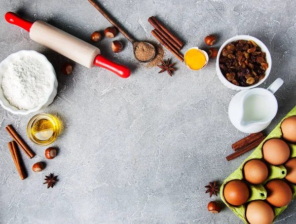 Keukentafel met bakken ingrediënten — Stockfoto