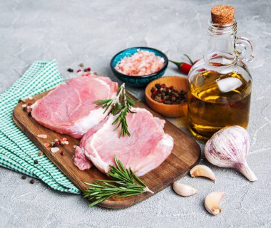 baharat ve otlar ile taze çiğ domuz pirzolası