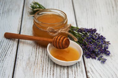 Bal ve lavanta çiçekleri