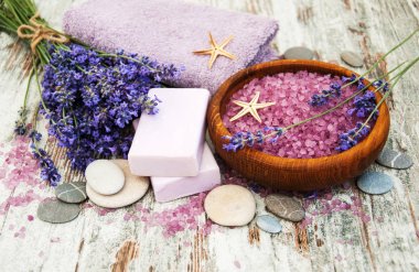 Spa Ürünleri ve lavanta çiçekleri