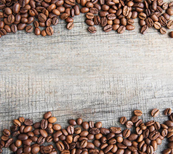 Chicchi di caffè su sfondo di legno — Foto Stock