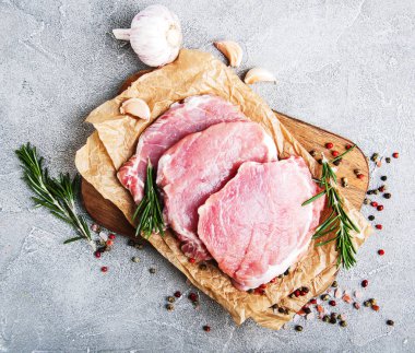 baharat ve otlar ile taze çiğ domuz pirzolası