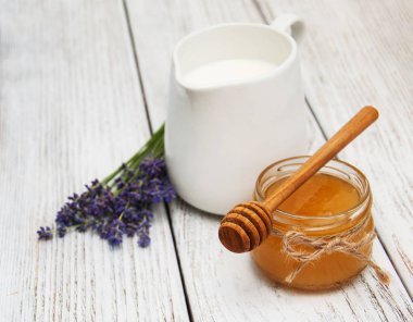 Bal ve lavanta çiçekleri