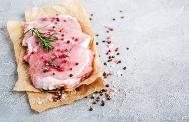 baharat ve otlar ile taze çiğ domuz pirzolası