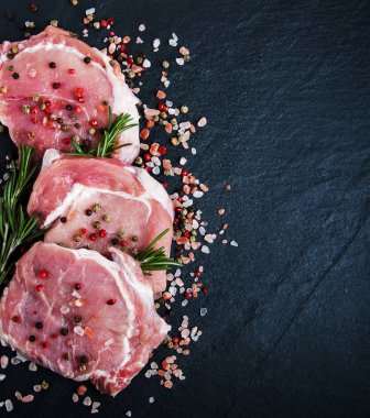 baharat ve otlar ile taze çiğ domuz pirzolası