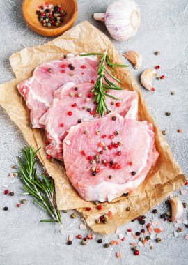 baharat ve otlar ile taze çiğ domuz pirzolası