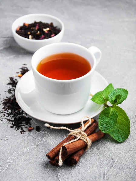 Kopp te med mynta och kanel — Stockfoto