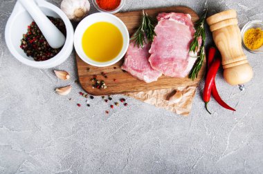 baharat ve otlar ile taze çiğ domuz pirzolası